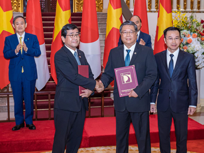 Prime Minister Nguyen Xuan Phuc and Japanese Prime Minister Suga Yoshihide witnessed the MoU signing ceremony between FUJIKIN INCORPORATED and The University of Danang – University of Science and Technology on "Fujikin Danang R&D Center" Project