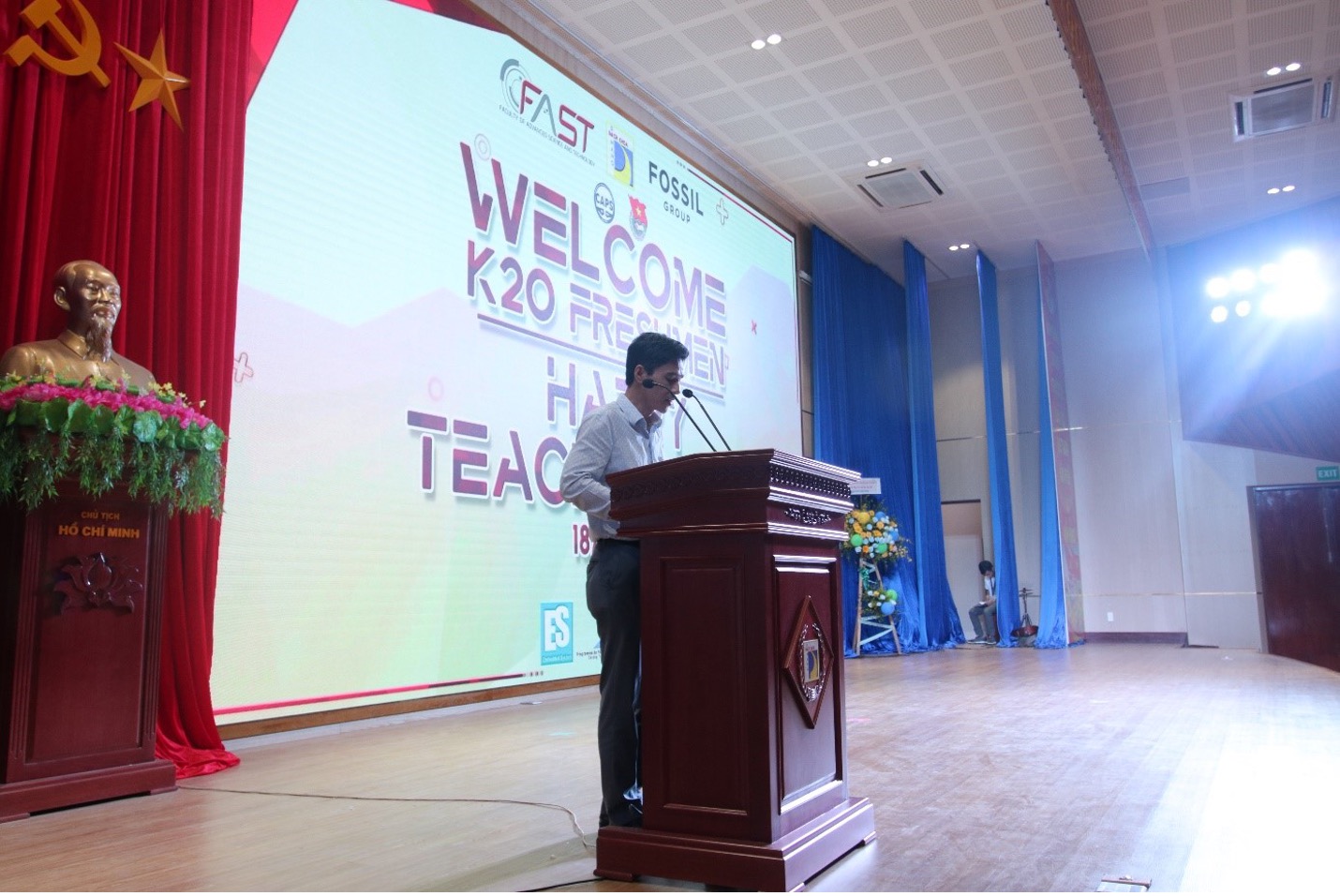 Exciting with the program on celebrating Vietnam Teachers' Day and welcoming new students for the course 2020 of the Youth Union of Faculty of Advanced Science and Technology