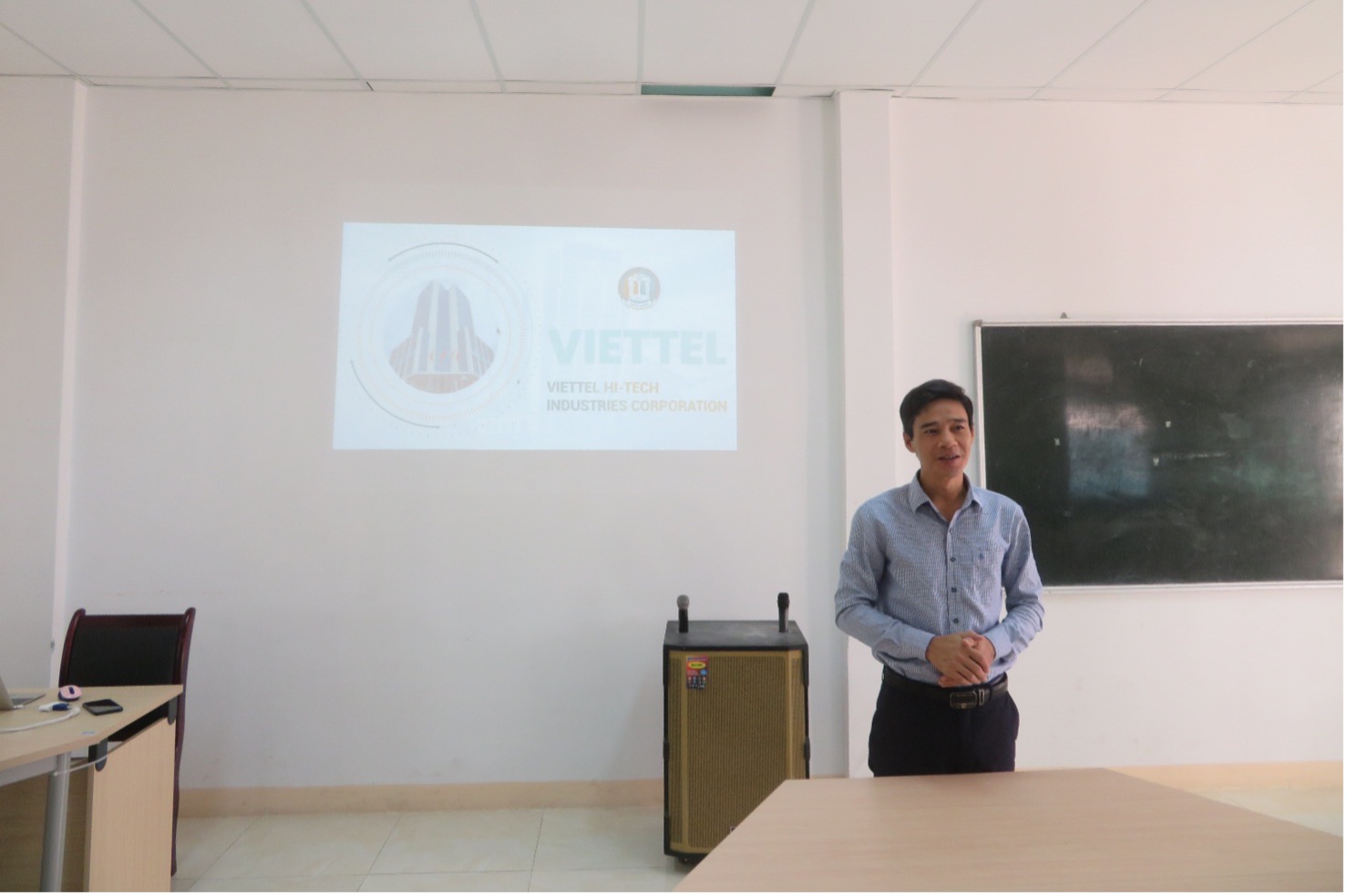 Technology Center - Viettel Hi-Tech Industries Corporation held a seminar on 5G network technology and recruited students from the Faculty of Advanced Science and Technology for