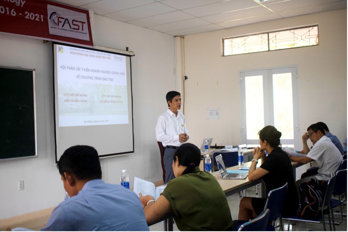 The Faculty of Advanced Science and Technology organizes a  conference to collect opinions from enterprises and lecturers on the framework of the VN-US advanced program.
