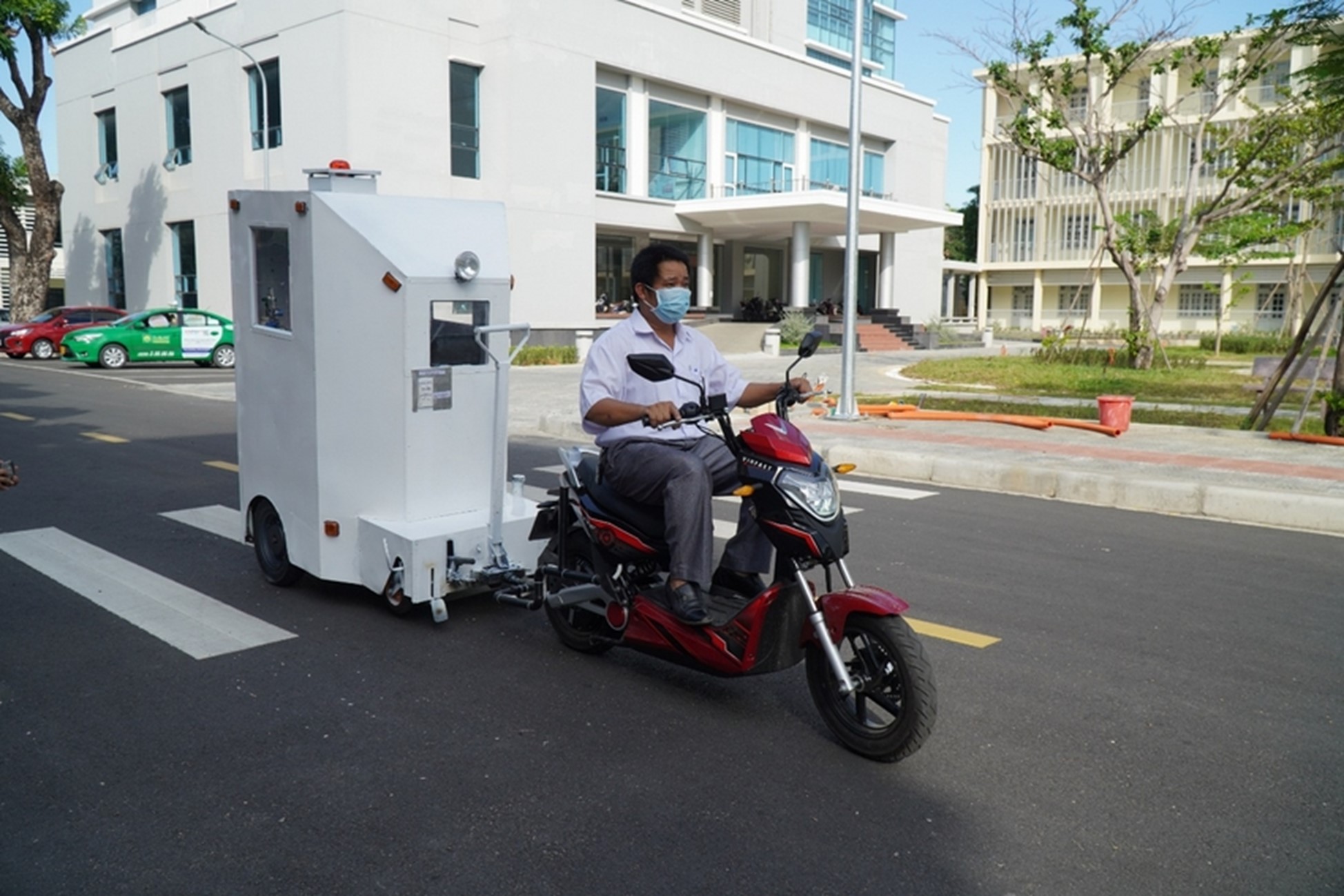 University of Science and Technology, UD has successfully researched and manufactured the product "Cabin carrying Covid-19 patients in the isolation ward of the hospital"