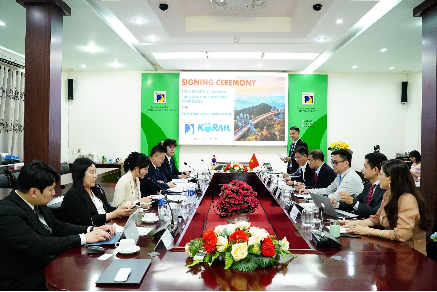 The University of Danang - University of Science and Technology establishes strategic partnership with KORAIL to advance railway training and research